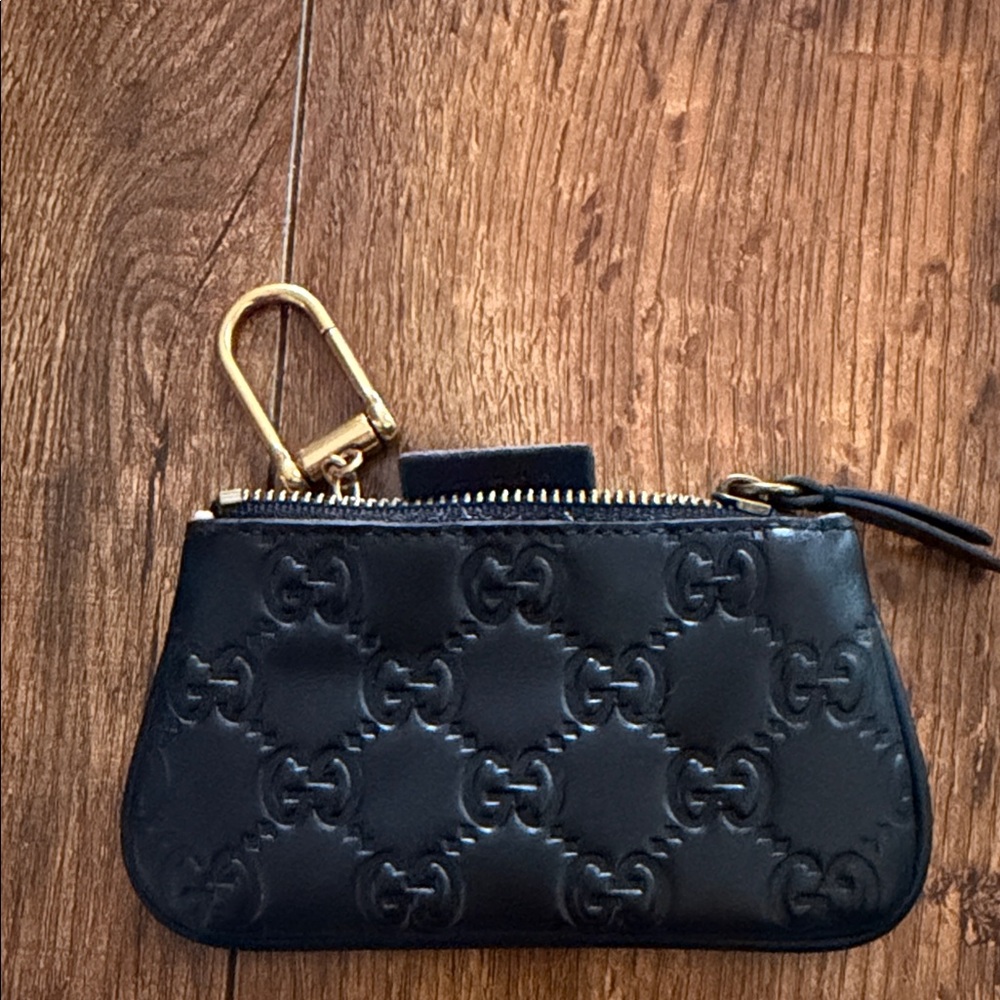 Gucci Black Embossed Leather Key Holder - Picture 5 of 7
